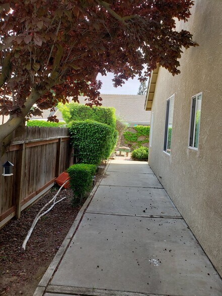 Building Photo - 2054 Pinehurst Ct