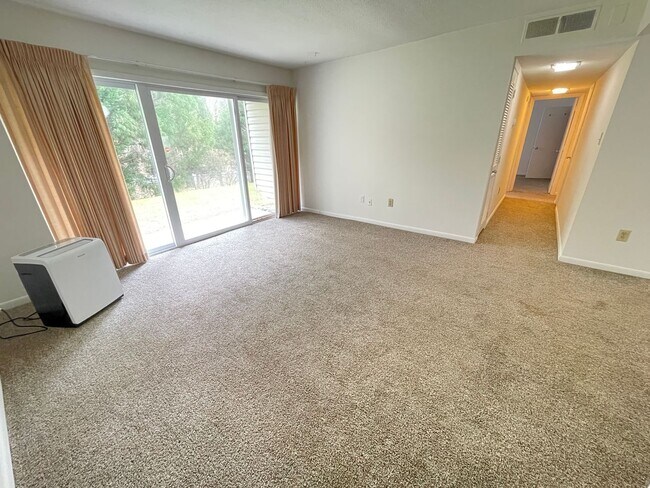 Building Photo - Perfectly located, quiet apartment complex just south of UNC, for graduate / med students - Inclu...