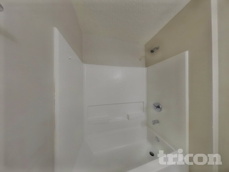 Building Photo - 11931 Alexandra Dr