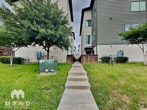 Building Photo - 2109 Bennett Ave
