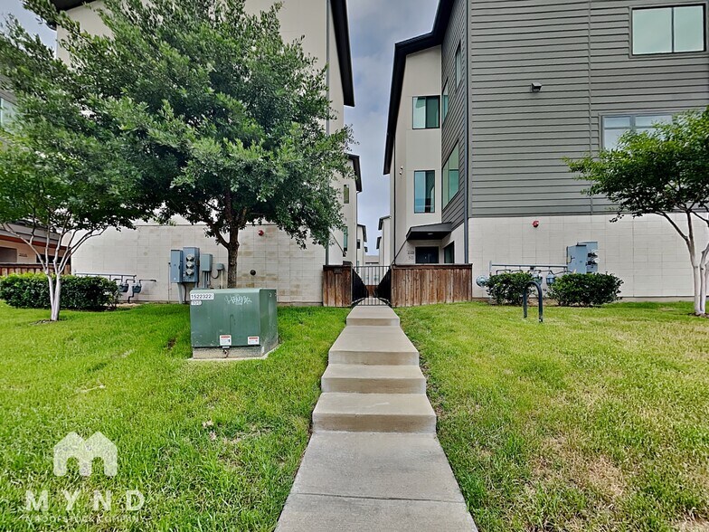 Building Photo - 2109 Bennett Ave
