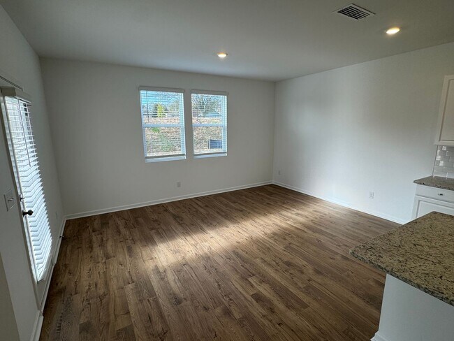 Building Photo - New 5 Bed 3 Bath Home in New Loganville Community!