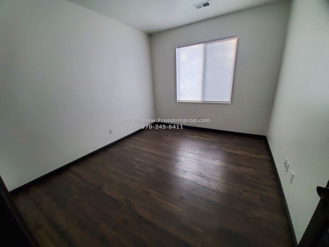 Building Photo - Just Like New – Move-In Ready Home in Gran...