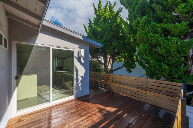 Building Photo - Private and Comfy Manhattan Beach Home