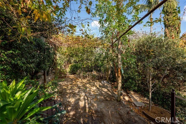 Building Photo - 2549 Beachwood Dr