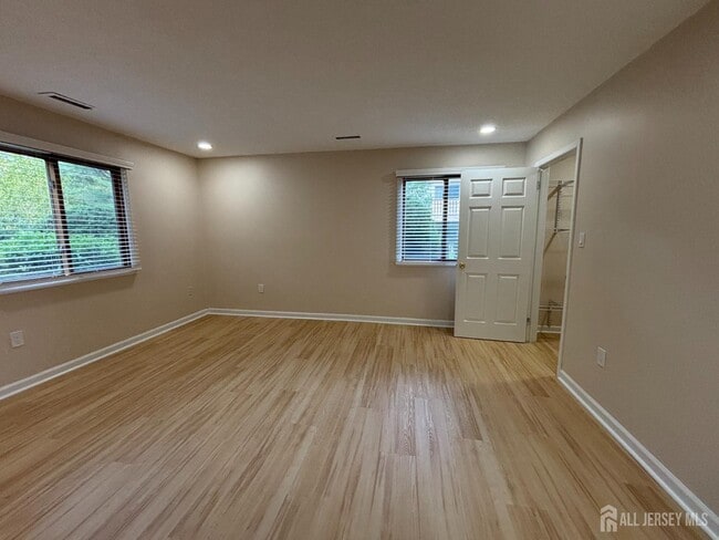 Building Photo - 215 Aspen Dr