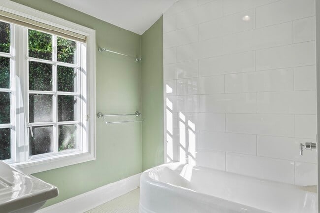 Building Photo - 1435 Newport Way