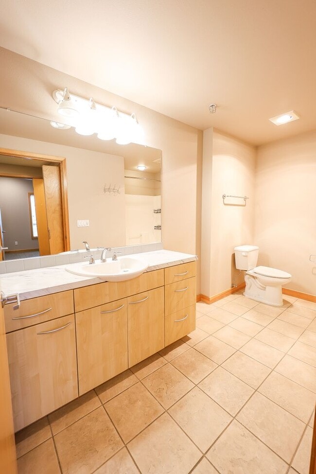 Building Photo - Charming 1 bdrm 1 bath Condo in Downtown V...