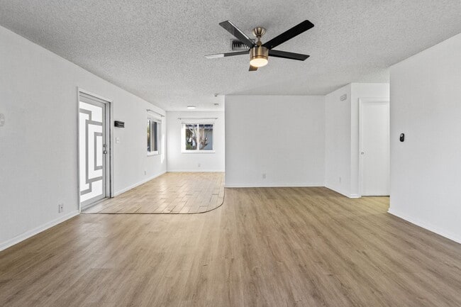 Building Photo - Comfortable Oakland Park Living - 3BR with Outdoor Space