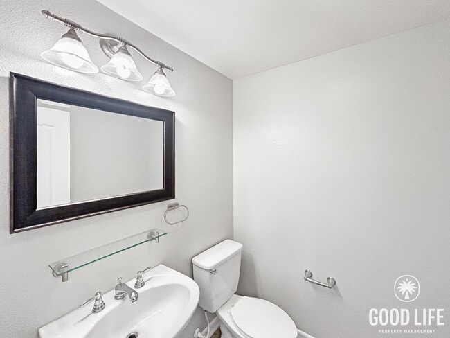 Building Photo - Beautiful 3BD/3BA w/ A/C, In-Unit Laundry, and 2-Car Garage in Bay Park!