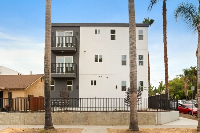 Building Photo - 4232 Rosewood Ave