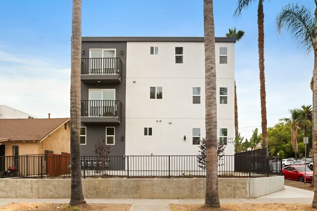Building Photo - 443 Heliotrope Dr