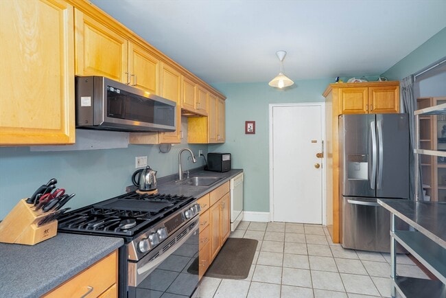 Building Photo - 1064 Beacon St