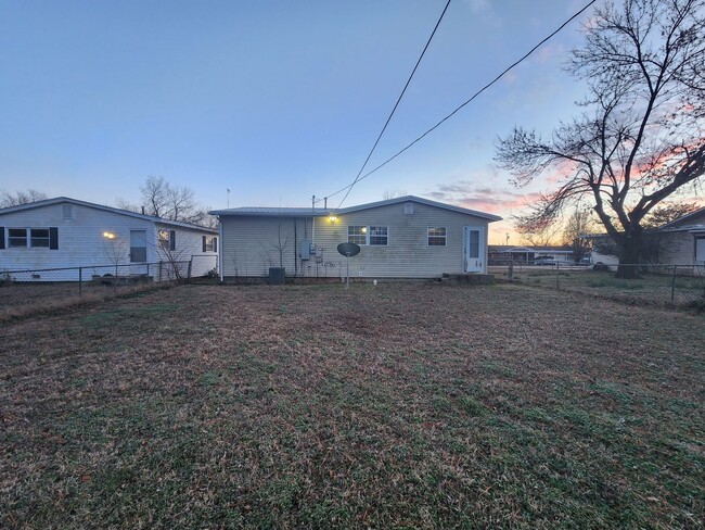 Building Photo - 3 Bedroom Home in Shawnee