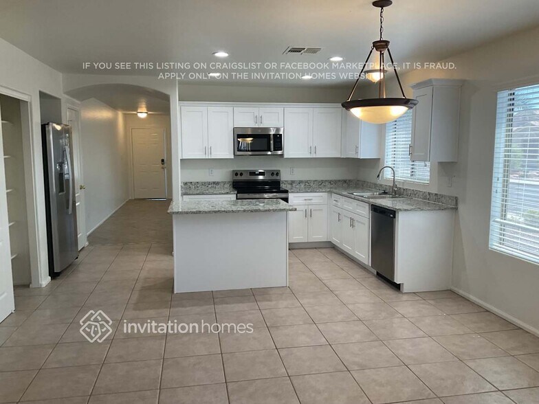 Building Photo - 13127 W Port Royale Ln