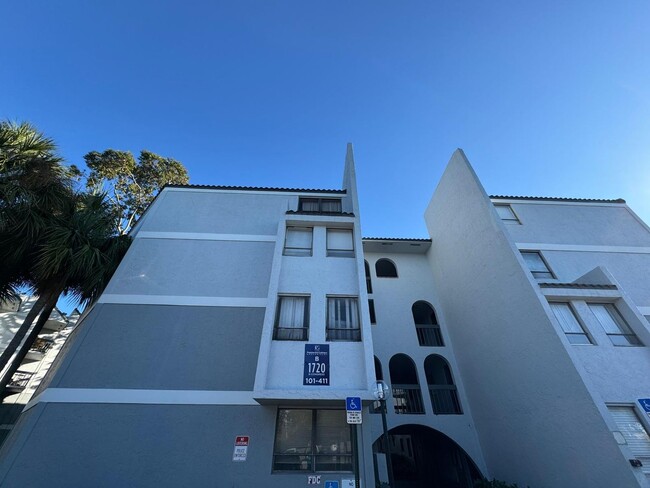 Building Photo - Spacious 2 bedroom, 2 bath condo, West Pal...