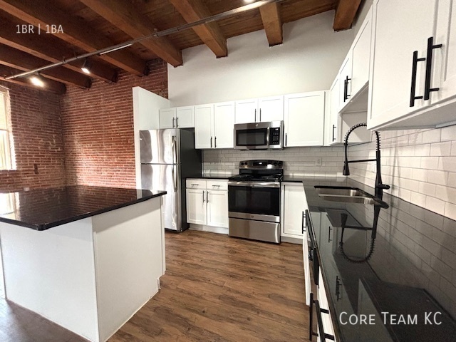 Building Photo - LARGE LOFT in River Market