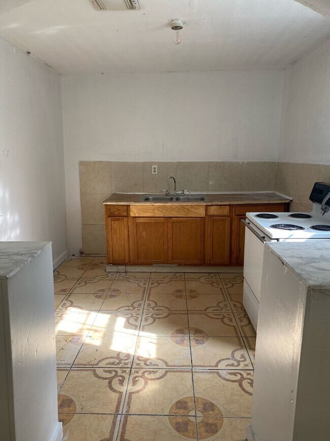 Building Photo - House For Rent.... ALL BILLS PAID