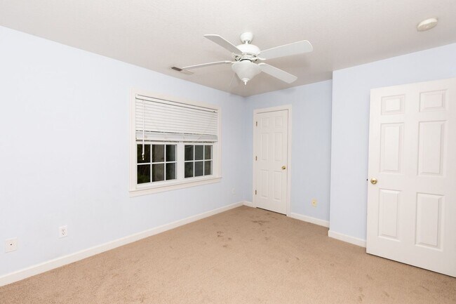 Building Photo - 104 Streamwood Dr
