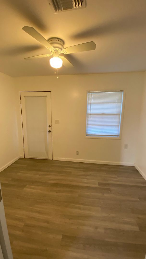 Building Photo - Spectacular Lakeview Home ~ 3 Bed or 2 Bed...
