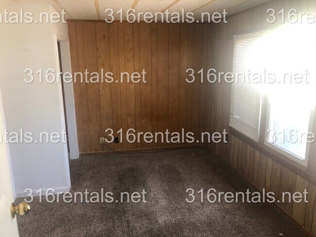 Building Photo - $1095 - 4 bed 2 bath - Single Family Home