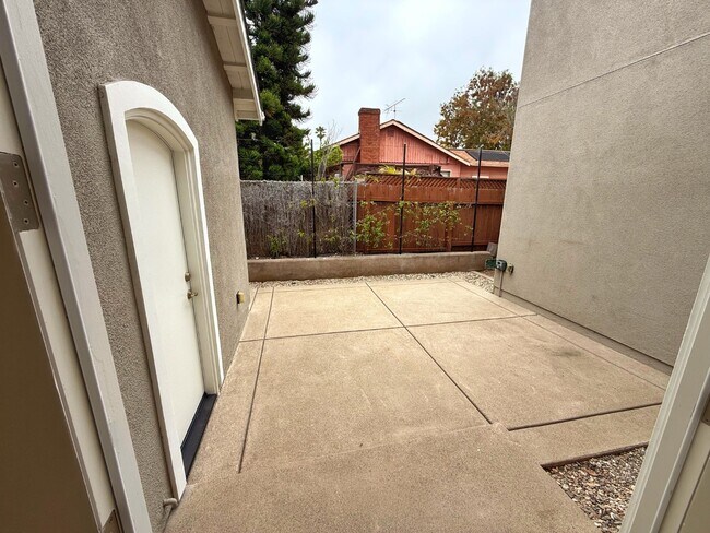Building Photo - 1099 Buena Vista Way