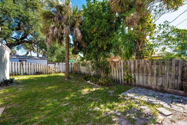 Building Photo - 8642 Sunset Dr