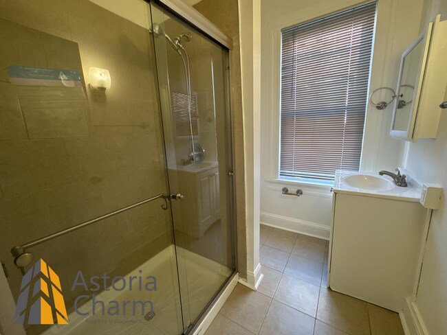 Building Photo - Comfortable 3-Bedroom with Hardwood Floors...