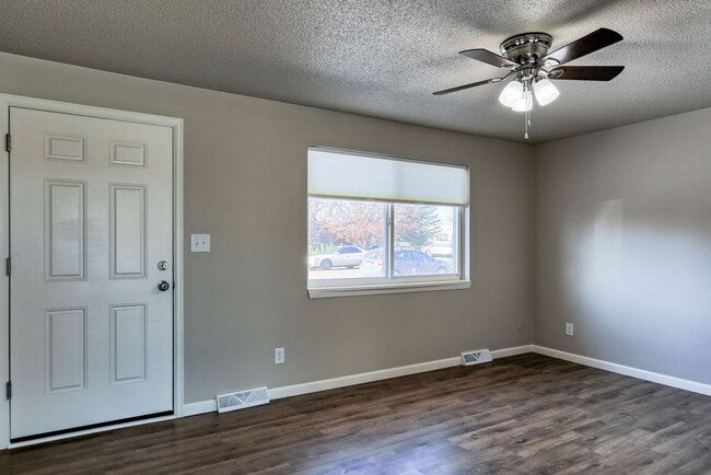 Building Photo - 2 Bedroom 1 Bath Duplex in the heart of Lo...