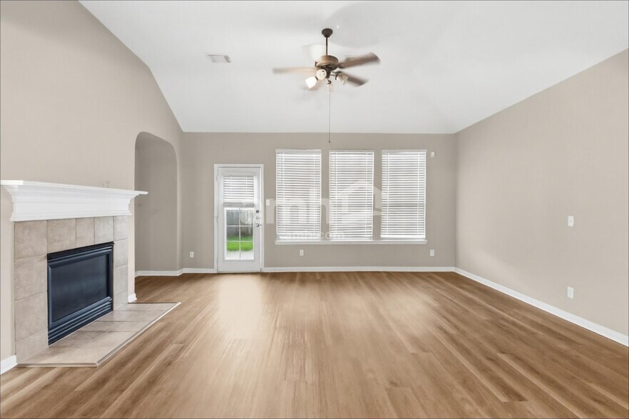 Building Photo - 3007 Valiant Elm St