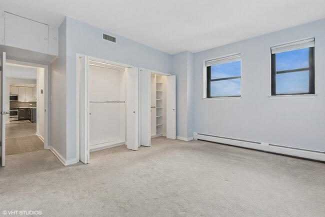 Building Photo - 2100 N Lincoln Park W