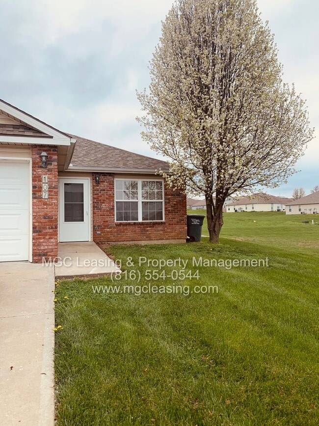 Primary Photo - 105-107 Golfview Dr