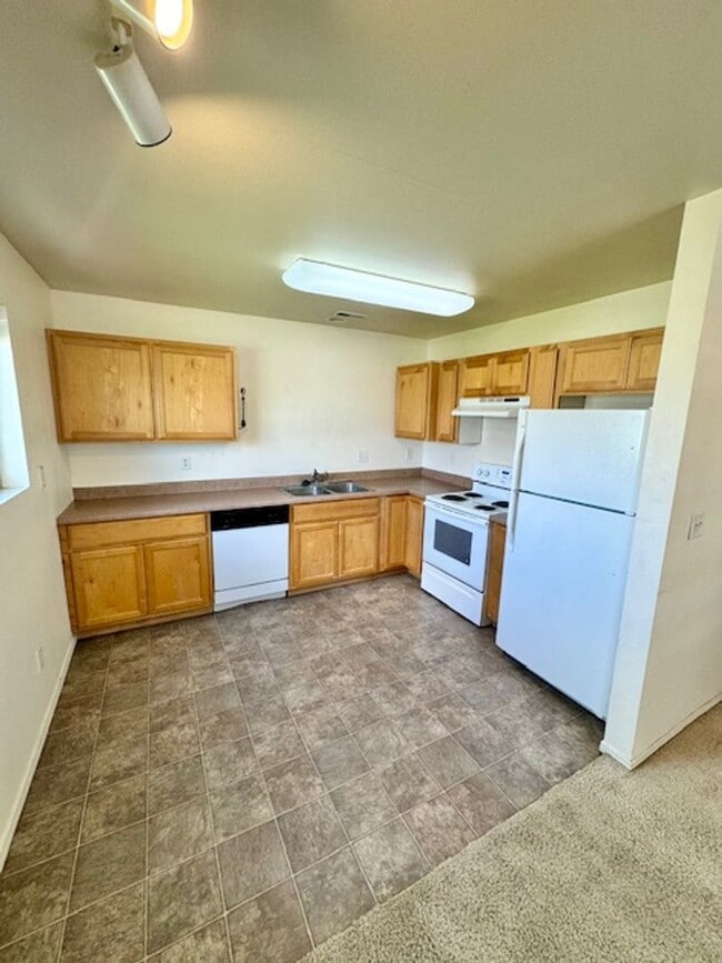 Building Photo - 2 Bedroom 1 Bathroom Unit in 8 Plex