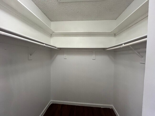 Building Photo - Bright & Beautifully Renovated 3 Bed, 2 Ba...