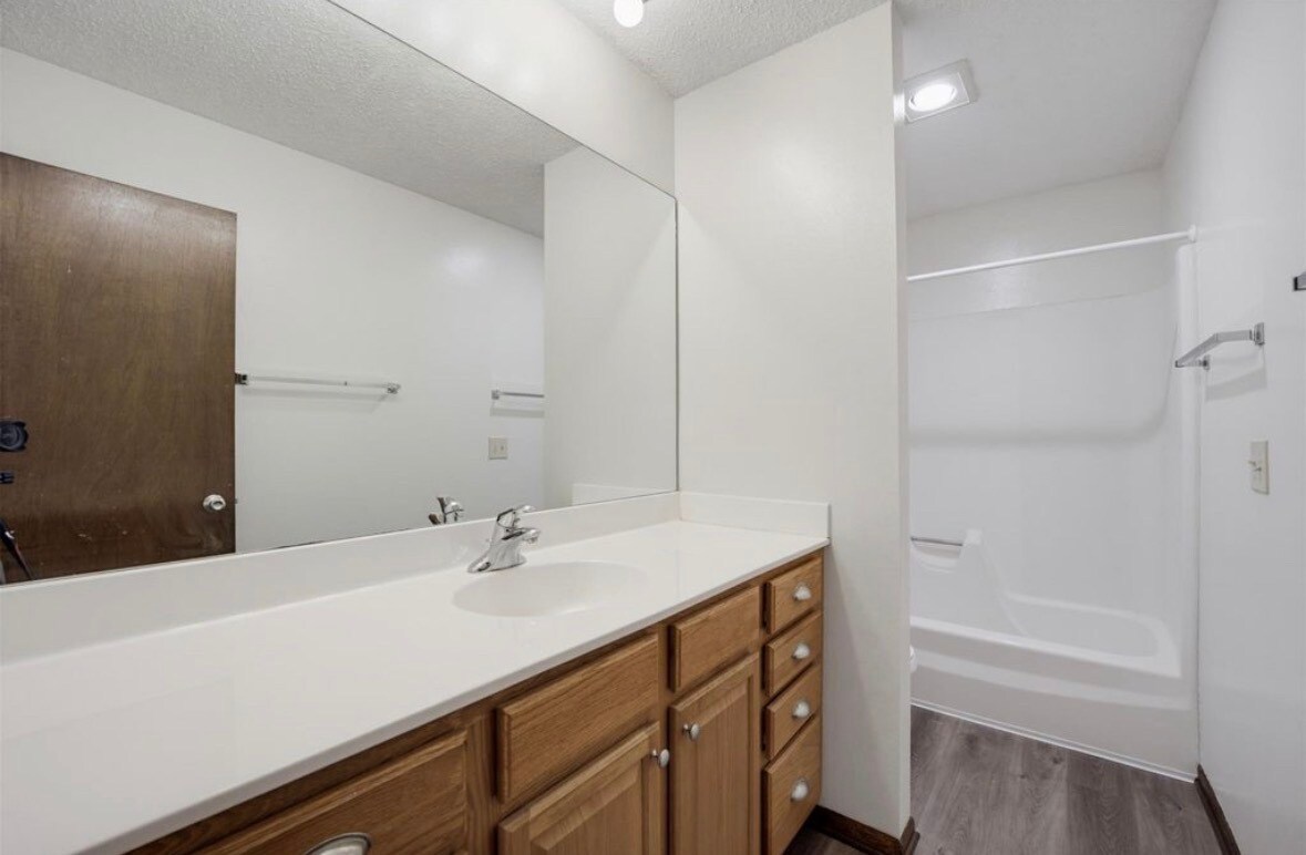 Building Photo - 1003 Lyndale Dr