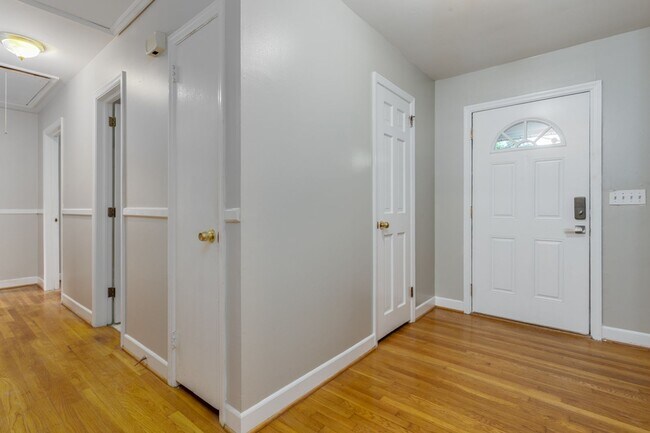 Building Photo - Charming ranch - style home in an unbeatab...