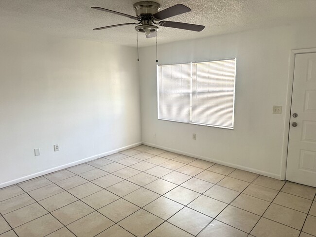 Building Photo - 8521 Chinaberry Dr