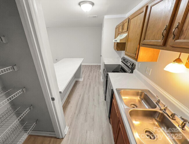 Building Photo - 6131 Meadow Rose Ln