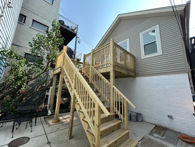 Building Photo - 1013 N Winchester Ave