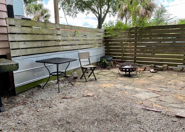 Building Photo - Available 8/1. Gorgeous 2 BR/1 BA Unit in the Historic East Side!