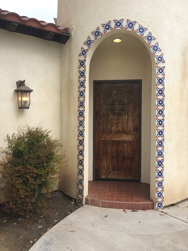 Building Photo - Wonderful 4+2 located North of Stockdale H...