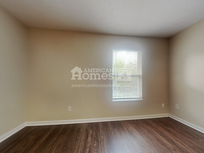 Building Photo - 131 Green Meadow Court