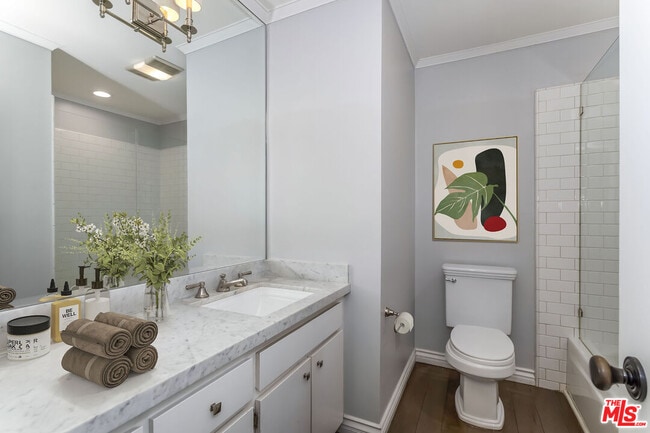 Building Photo - 906 N Doheny Dr