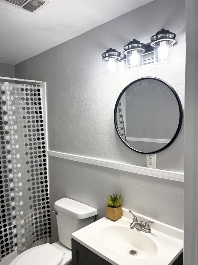 Building Photo - Birchwood Dr