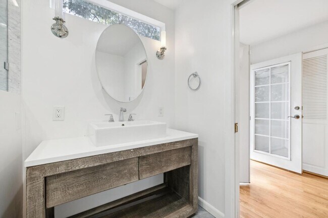 Building Photo - 216 Valparaiso Ave