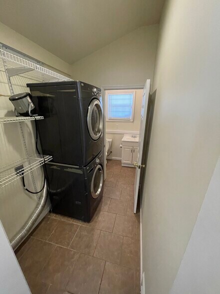 Laundry Room (1st Floor) - 825 Ardmore Ave