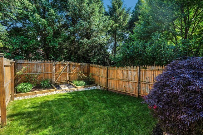 Building Photo - Beautiful 3 Bedroom Bridgeport Townhome!