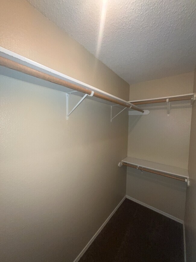 Building Photo - 2nd floor apartment water included! walkin...