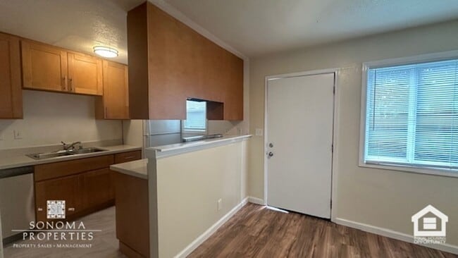 Building Photo - Charming 2BD/1.5BA Duplex