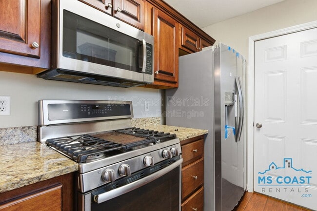 Building Photo - 208 Charles Ave